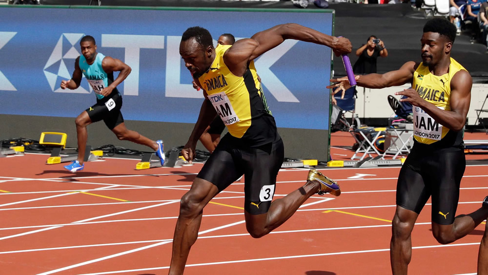 Usain Bolt teljes sebességgel veszi át a stafétabotot a 2017-es atlétikai világbajnokság 4x100 méteres döntőjében