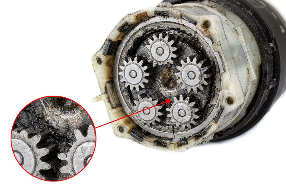 7. ábra. A motor sebességváltójában a fogaskerekek sérülése